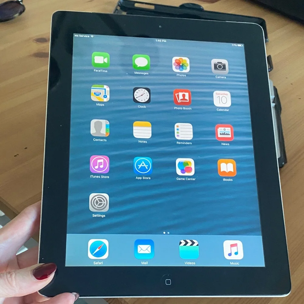 Apple iPad 2.0 Tablet with Zagg Keyboard and protective case Silver Frame 16gb
